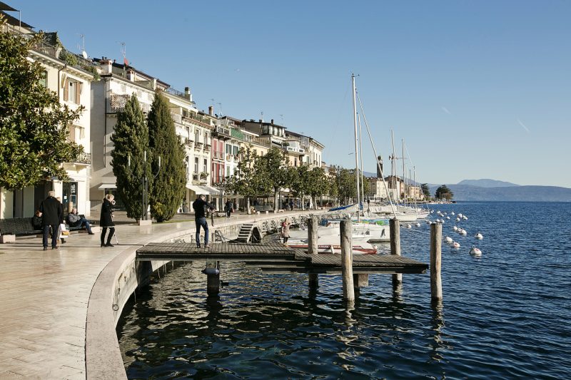 Villa Alberti Apt Emma 900m from Garda lake w/ shared Garden