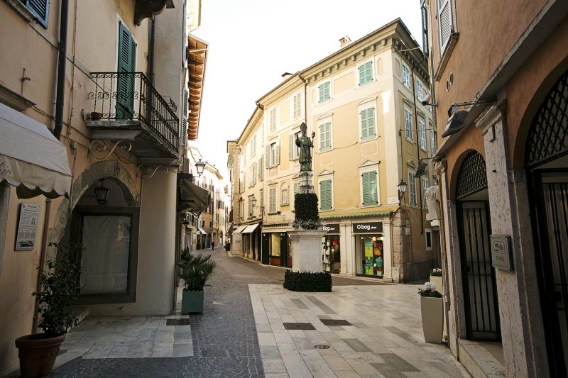 Villa Alberti Apt Emma 900m from Garda lake w/ shared Garden