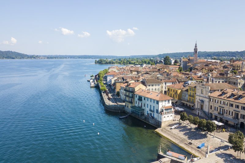 Il Nido Del Cigno, Arona Lakefront Apartment with Terrace and A/C
