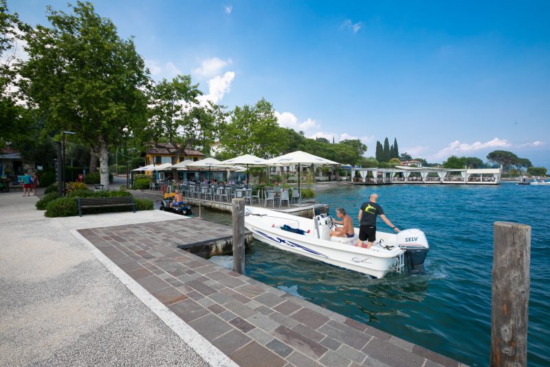 Ambra lakeside retreat&view / Terrace